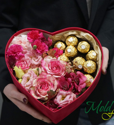 Бордовое бархатное сердце с цветами и конфетами Ferrero Rocher Фото 394x433